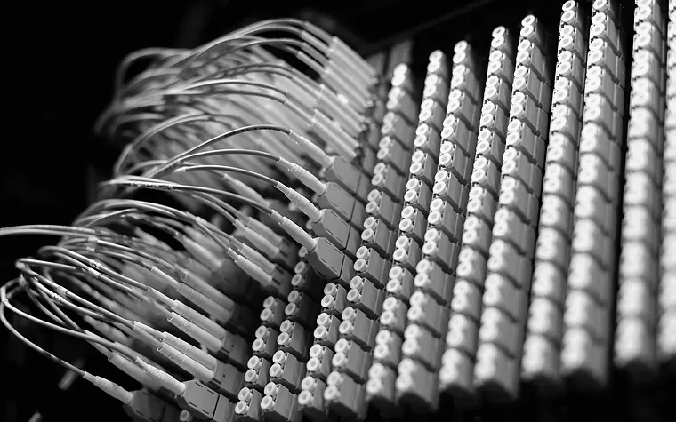 Bundled fibre patch cables in a network panel