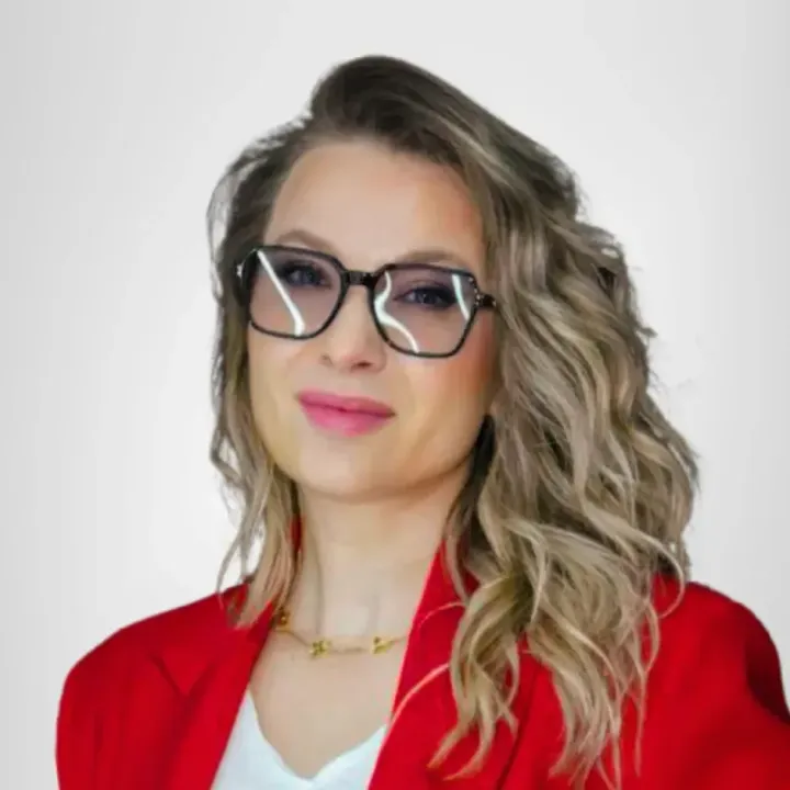 Portrait of Irina Heaver, Founder of NeosLegal